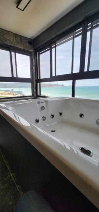 מבנים בים 75 Suites At Sea Haifa Exteriör bild