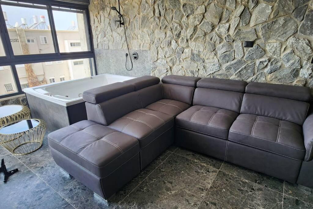מבנים בים 75 Suites At Sea Haifa Exteriör bild