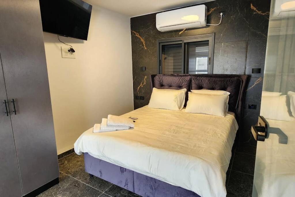 מבנים בים 75 Suites At Sea Haifa Exteriör bild